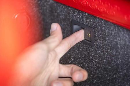 Halbautomatisch schwenkende Anhängerkupplung