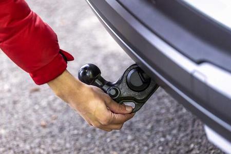 Halbautomatisch schwenkende Anhängerkupplung