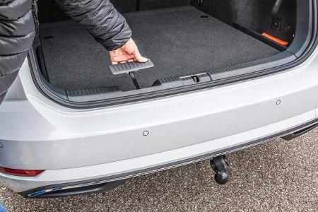 Halbautomatisch schwenkende Anhängerkupplung