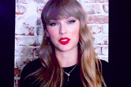 Auftritt von Taylor Swift: Darum jubeln die Fans über ihre Halskette