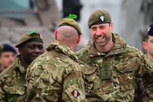 Prinz William besucht Streitkräfte in Estland in Kampfuniform