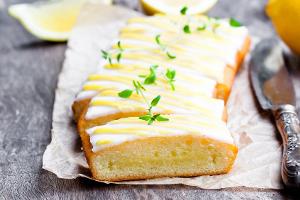 Perfekt an sonnigen Tagen: Frischer Zitronenkuchen mit Thymian