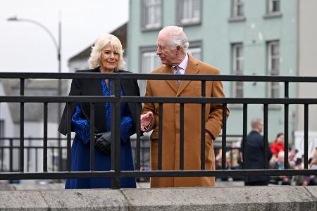 Charles und Camilla beenden gut gelaunt ihre Nordirland-Reise