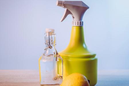 Allzweckreiniger mit Essig und Zitrone