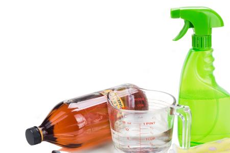Glasreiniger mit Alkohol und Essig