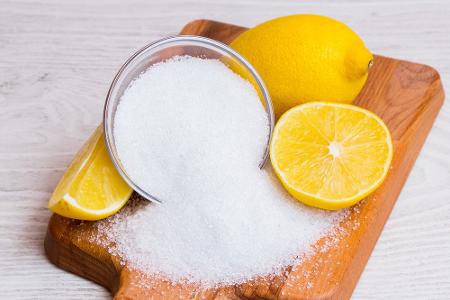 Zitronen-Salz-Fleckenentferner für Holzbretter