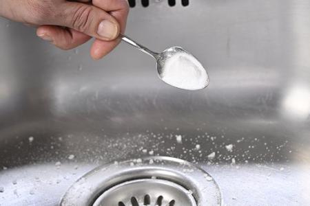 Abflussreiniger mit Essig und Natron
