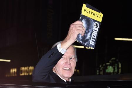 ...ließ sich blicken: Ex-Präsident Joe Biden hat jetzt genug Zeit, um sich Theaterstücke anzuschauen.