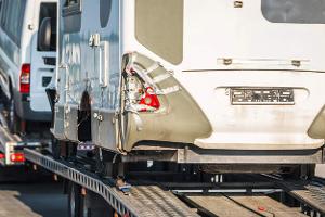 Beschädigtes Wohnmobil wird abgeschleppt