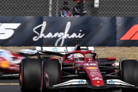 Doppel-Disqualifikation in China - Los geht's mit jüngsten Beispiel: In China muss Lewis Hamilton seinen sechsten Platz abgeben, weil sein Unterboden zu stark abgenutzt ist, Charles Leclerc verliert Platz fünf, weil sein Bolide ein Kilogramm zu leicht ist. Ein 'Fehler', wie die Scuderia zugibt und ein teurer dazu. Die technischen Unregelmäßigkeiten kosten satte 18 Punkte.