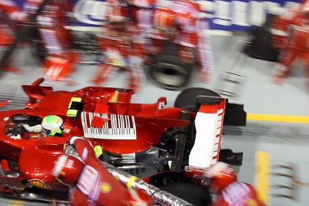 Das Musterbeispiel der Ferrari-Fails - 2008 fährt Felipe Massa in Singapur zu früh vom Stopp los, weil ihm eine fehlerhafte Ampel suggeriert, dass das Auto abgefertigt ist. Das Problem: Der Tankrüssel steckt noch in seinem Boliden. Der Schlauch reißt ab, Mechaniker eilen zur Hilfe. Der Brasilianer verliert Zeit, das Rennen - und am Ende damit wohl auch den WM-Titel 2008.