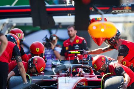 Sainz-Desaster in den Niederlanden - Beim GP in Zandvoort verliert Carlos Sainz sage und schreibe 12,7 Sekunden, weil bei einem routinemäßigen Boxenstopp ein Reifen fehlt. Der Spanier fällt von P3 auf P11 zurück. Als i-Tüpfelchen gibt es noch eine Strafe wegen 'Unsafe Release' oben drauf. Doppelt peinlich für die Scuderia-Verantwortlichen.