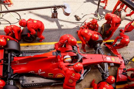 Die (Rad-)Mutter aller Probleme - 2020 hat Ferrari mit fehlerhaften Radmuttern zu kämpfen, die Italiener geben später zu, dass 20 Prozent der Stopps deswegen länger dauerten. Ein Problem, das viel zu spät behoben wurde. Zu spüren bekommt das unter anderem Sebastian Vettel, der in Bahrain 13,1 Sekunden beim Stopp braucht und außerhalb der Top 10 landet.