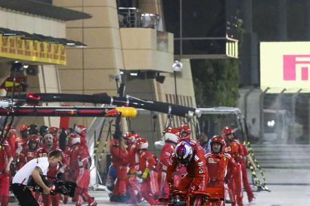 Wieder 'Unsafe Release' - 2018 kommt es in Bahrain zu einer Horror-Szene, als Kimi Räikkönen einem Mechaniker das Bein gleich doppelt bricht. Der Grund: Der Finne fährt zu früh los, während das Crew-Mitglied noch das Rad wechselt. Für den Ferrari-Piloten ist das Rennen beendet, der Mechaniker muss ins Krankenhaus. Oben drauf gibt es eine saftige Strafe für das Team wegen 'Unsafe Release'.