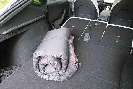 Tesla, Model Y, Car Camping, E-Wagen, Luftmatratze