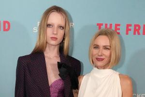 Naomi Watts' Tochter Kai verblüfft bei Filmpremiere mit ernster Miene