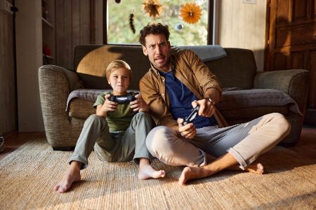 Vater und Sohn zocken