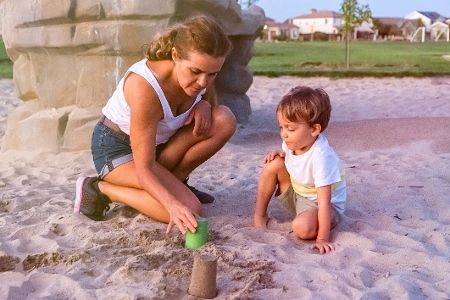 Mutter und kleines Kind in der Sandkiste