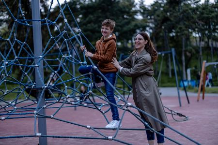 Mutter und Kind am Klettergerüst