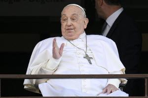 Chefarzt enthüllt: Papst Franziskus wäre beinahe gestorben