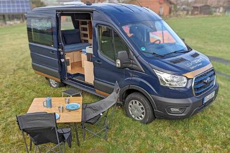 Vanlife, Campingtisch, Wiese, Campingbus