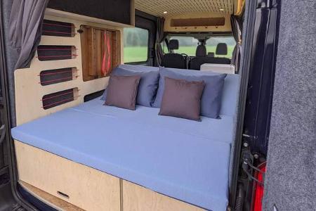 Lounge, Regalfächer