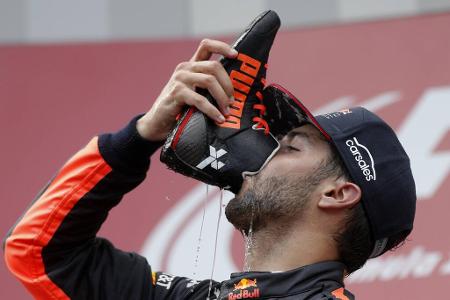 Daniel Ricciardo (2016 - 2018) - 2016 wird Verstappen vor dem Spanien-GP zu Red Bull befördert und fährt ab sofort neben Daniel Ricciardo. Schon im ersten Rennen trumpft Verstappen auf und schreibt mit einem GP-Sieg Geschichte. Zwischen den beiden entspinnt sich ein relativ enger Zweikampf, bei dem Verstappen knapp die Nase vorne hat. Mehrmals kommt es zu Kollisionen. 2019 zieht der 'Honigdachs' zu Renault weiter.