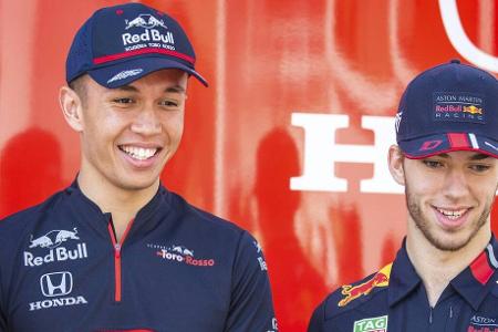 Alex Albon (2019 - 2020) - Von Toro Rosso springt dafür Alex Albon ein. Doch er kämpft mit ähnlichen Problemen wie sein Vorgänger. Auch der Thai-Brite bekommt den etwas bockigen und auf Verstappen zugeschnittenen Wagen nicht in den Griff. 2020 fährt er erstmals aufs Podest, dennoch liegt er weit hinter seinem Teamkollegen zurück.