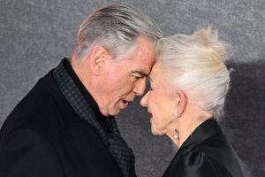 Bei Premiere: Helen Mirren kuschelt mit Pierce Brosnan