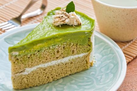 Inspiration aus Japan: Matchakuchen mit zarter Vanillefüllung