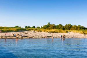 Ostseestrand, Meer, BŠume, Menschen, Himmel