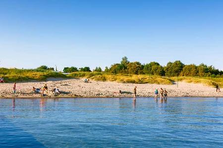Ostseestrand, Meer, BŠume, Menschen, Himmel