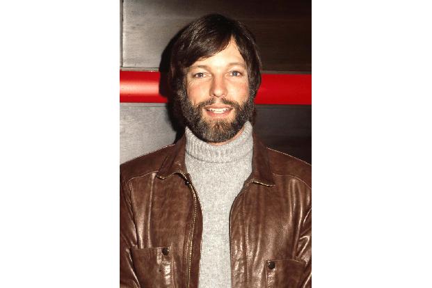 1988 war er Jason Bourne, lange bevor Matt Damon sich der Rolle annahm. 'The Bourne Identity' sorgte in jenem Jahr für hohe Einschaltquoten und bewies erneut die Vielseitigkeit des Darstellers. Der wa ...