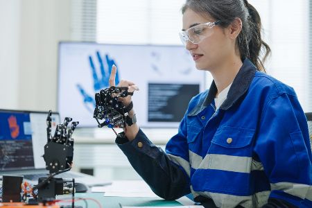 Ingenieurin teste Roboterhand