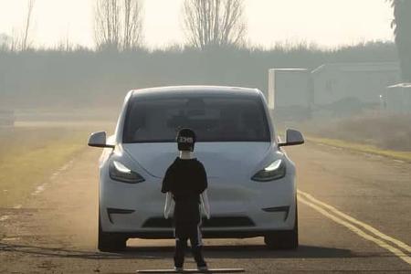 Youtuber testet die Assistenzsysteme von Tesla