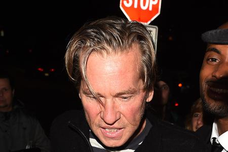 Val Kilmer ist tot. Seine Tochter Mercedes bestätigte der New York Times, dass der Hollywoodstar am Dienstag in Los Angeles an einer Lungenentzündung verstorben ist. 2014 war bei ihm Kehlkopfkrebs festgestellt worden.
