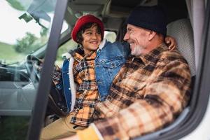 Rentner und Enkel am Steuer des Wohnmobils