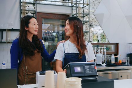 Zwei Verkäuferinnen unterstützen sich gegenseitig