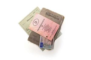 Führerscheine aus verschiedenen Jahrgängen.