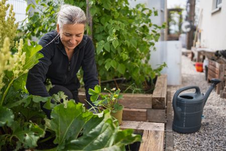 Frau macht Gartenarbeit