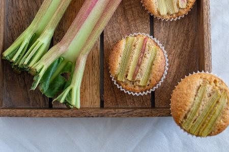 Süß-saurer Genuss: Rhabarber-Muffins mit Mandelteig