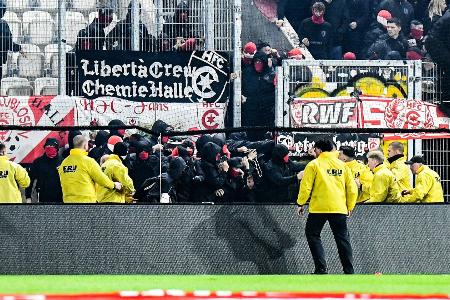 Regionalliga: Lange Unterbrechung nach Ausschreitungen in Jena