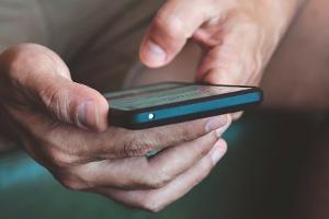 Zu viel am Tippen und Scrollen? Das hilft gegen den "Handy-Daumen"