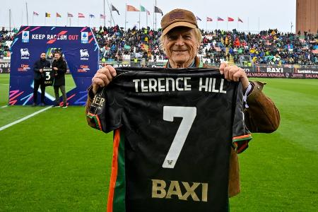Terence Hill feiert 86. Geburtstag im Fußballstadion