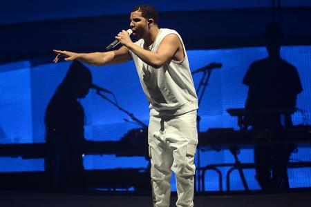 Daraufhin meldete sich Rapper Drake: Er habe schon mal den Kontakt mit Biebs gesucht, sei aber von ihm komplett ignoriert worden. Klar, dass Fans beider Lager jetzt wollen, dass die beiden Künstler da ...