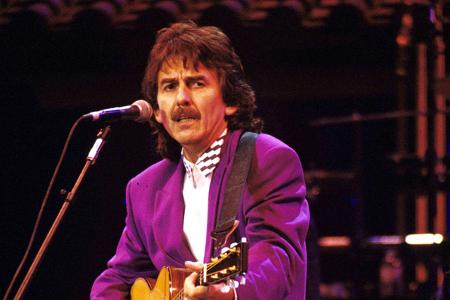 Auf dem Album war eine andere Version des Songs zu finden, auf dem Phil Collins nicht gespielt hatte. Es war aber nicht persönlich gemeint: Als sich beide Musiker ein paar Jahre später auf einem Event ...