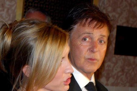 Als er 2002 bei einem Event im Buckingham Palace auf Paul McCartney traft, war Phil Collins vorbereitet. Er hatte sich mit einer Erstausgabe von 'The Beatles: The Authorised Biography' von Hunter Davi ...