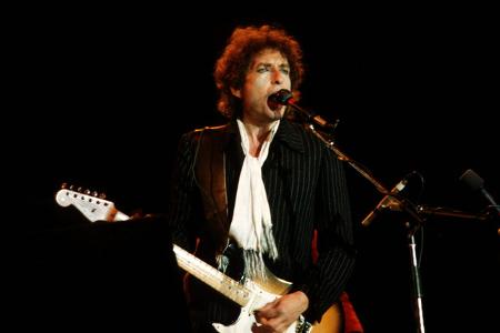 Paul McCartneys Beatles-Kollege John Lennon war ein riesiger Fan von Bob Dylan. Der spätere Literaturnobelpreisträger beeinflusste den Songwriter und änderte seine gesamte Sichtweise auf seine Musik. ...