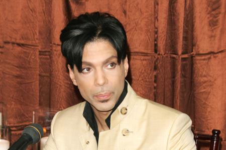 Prince war zeit seines Lebens ein riesiger Fan von Joni Mitchell und träumte davon, einen Song für die legendäre Sängerin zu schreiben. Doch als Joni den Track 'Emotional Pump' erhielt, lehnte sie höflich ab.