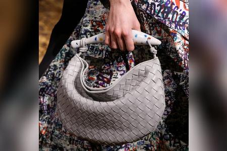 Geflochtenes Leder: Diese Tasche wirkt zeitlos und elegant